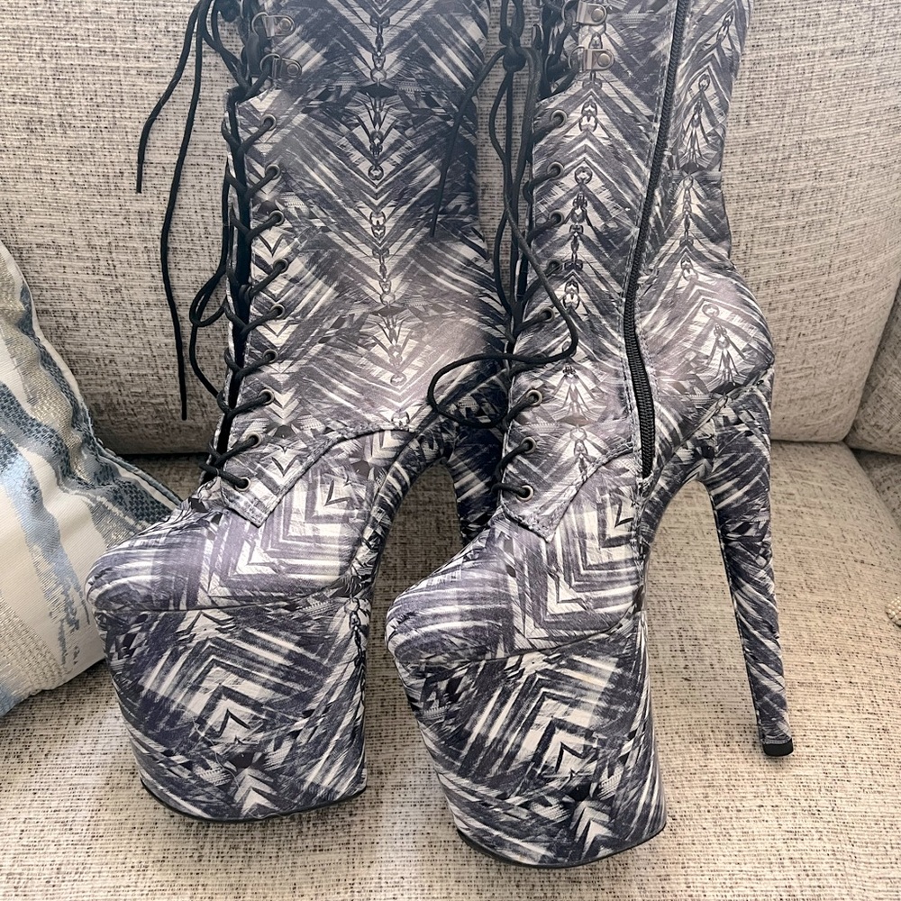 Hella heels Cult